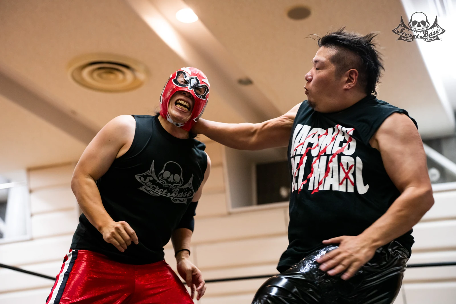 リング上で表情豊かにやりとりする2人の選手