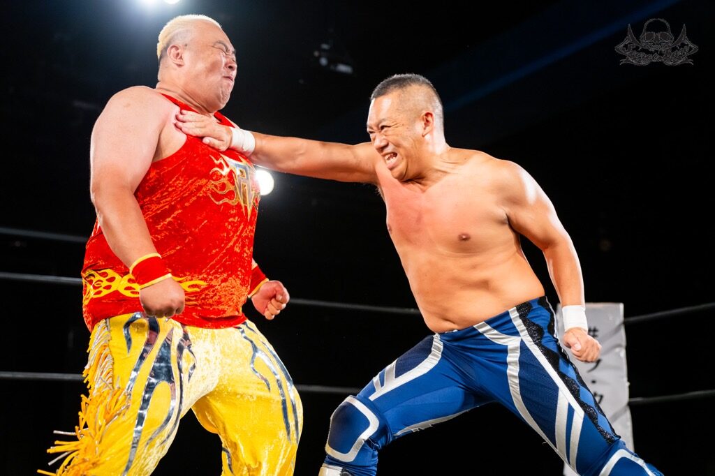 2026年7月19日、新宿FACE。デビュー10周年記念試合で、田島久丸と打ち合う山下金吾(右)。