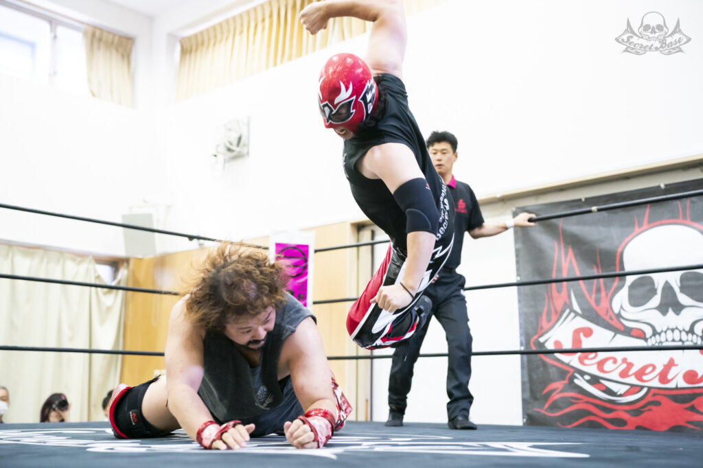 Chofu Heartful Hall, 9 June 2024. Ferist in the red mask exchanges with Amigo Suzuki.