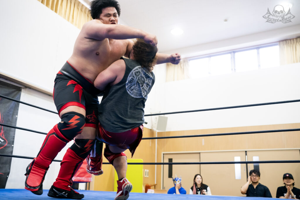 Nobuhiro Kaseda (izquierda, hoy Nobu Kaseda) ante Amigo Suzuki en la lucha en la que se jugaba su nombre, Chofu Heartful Hall, el 26 de mayo de 2024.
