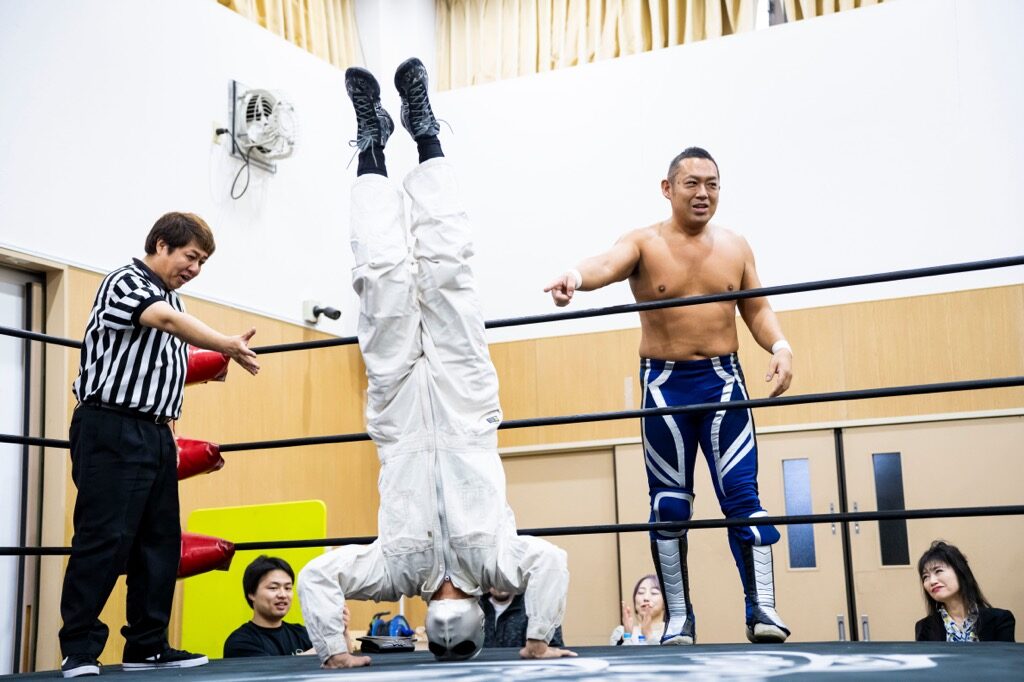 Paul (in white) facing Kingo Yamashita at Chofu Heartful Hall, 13 April 2025.